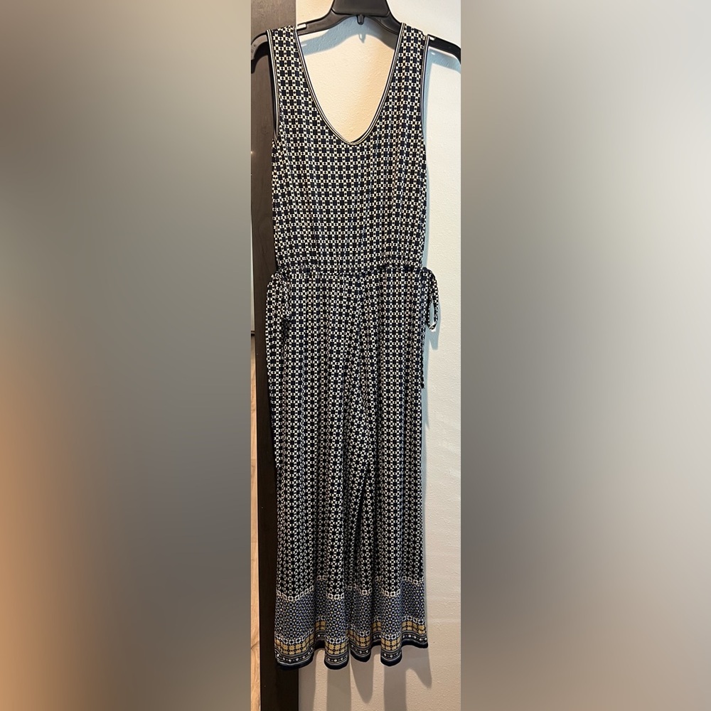 Elegant Black and White Patterned jumpsuit by Max studio Size S